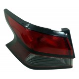 Lanterna Traseira Nissan Versa 2021 2022 Esquerda Esquerdo/motorista Vermelho