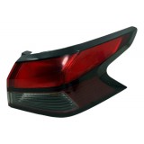 Lanterna Traseira Nissan Versa 2021 2022 Direita Vermelho Direito/passageiro